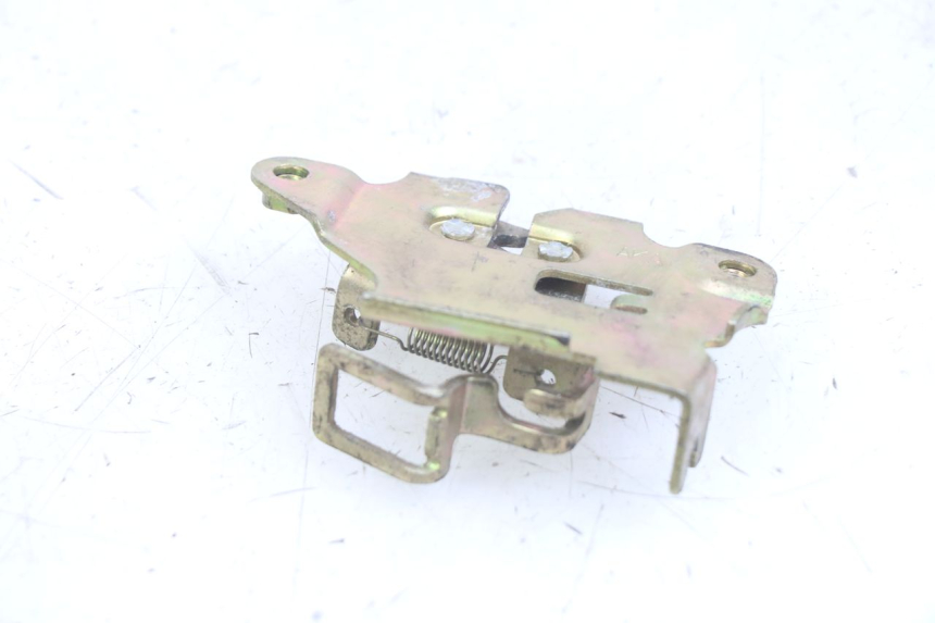 photo de CIERRE DEL ASIENTO SYM ORBIT 2 TS 2T 50 (2011 - 2016) - Detalle de la pieza