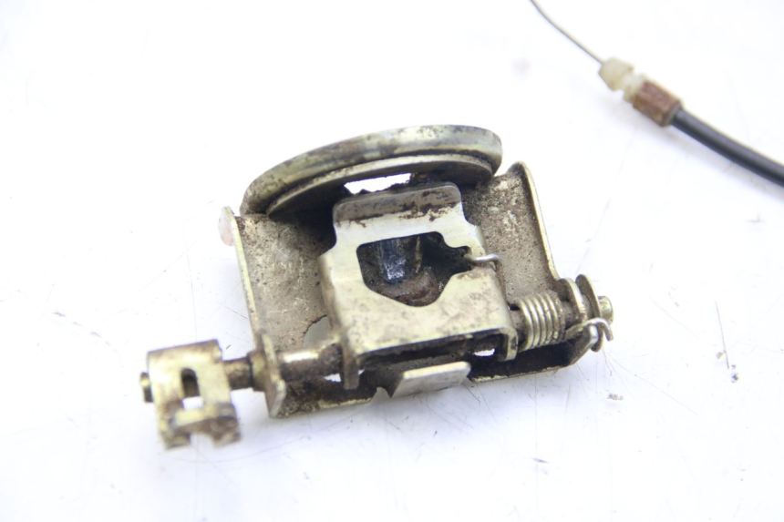 photo de CIERRE DEL ASIENTO SYM WOLF SB 125 (2011 - 2018) - Detalle de la pieza