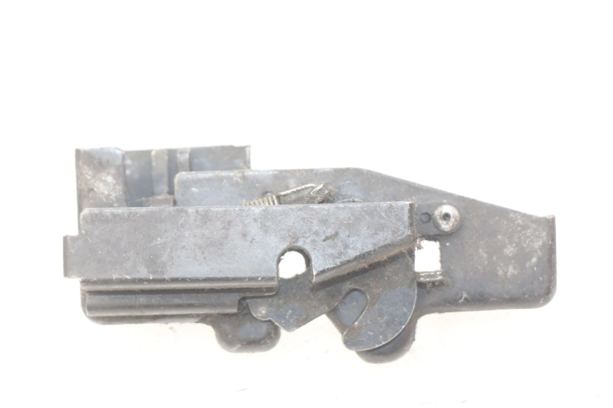 photo de CIERRE DE LA TAPA HONDA FES PANTHEON 2T 125 (1998 - 2002) - Primer plano técnico