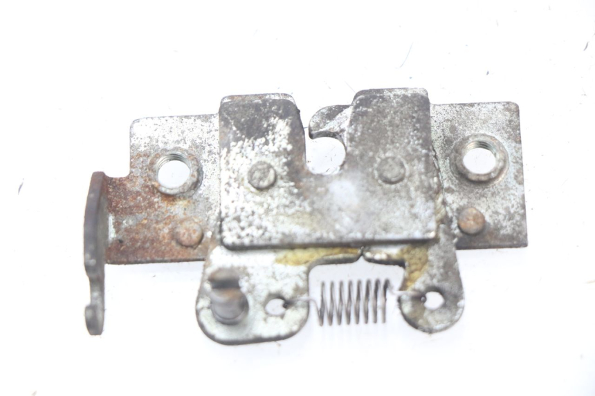 photo de CIERRE DE LA TAPA HONDA FES PANTHEON 125 (2003 - 2007) - Detalle de la pieza