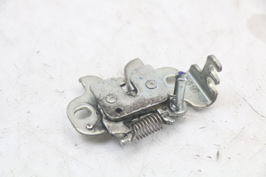 photo de CIERRE DE LA TAPA YAMAHA XMAX X-MAX ABS 125 (2017 - 2020) - Detalle de la pieza