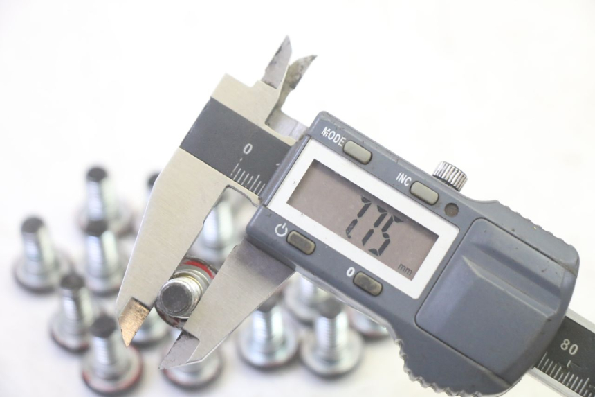 photo de TORNILLO DEL DISCO DE FRENO QUADRO 4 4D 350 (2015 - 2018) - Zoom estado de uso