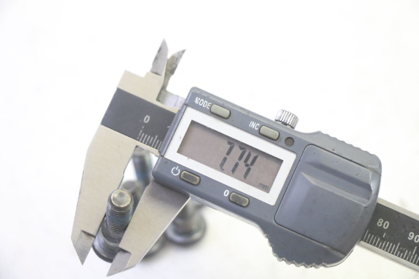 photo de TORNILLO DEL DISCO DE FRENO ADIVA AD3 300 (2014 - 2020) - Primer plano técnico