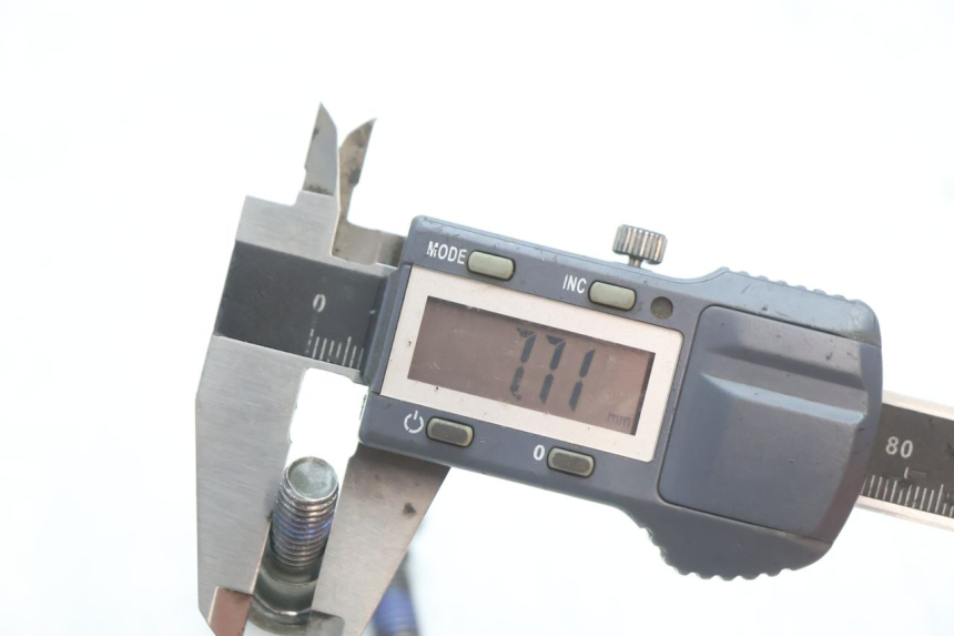 photo de TORNILLO DEL DISCO DE FRENO KYMCO AGILITY 4T 10" 50 (2005 - 2018) - Primer plano técnico
