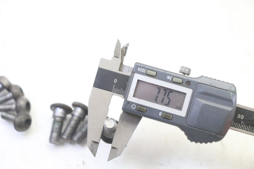 photo de TORNILLO DEL DISCO DE FRENO HONDA CBR RR FIREBLADE 900 (1992 - 1994) - Primer plano técnico