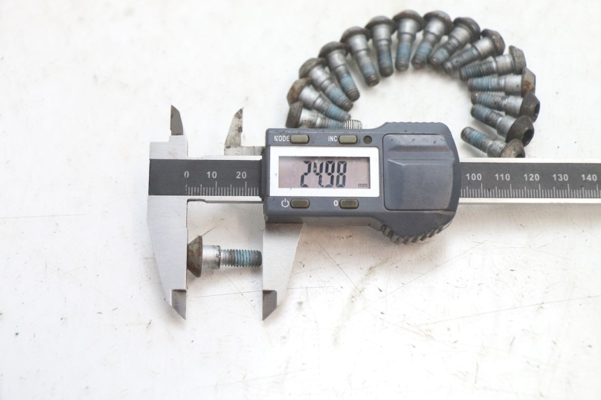 photo de TORNILLO DEL DISCO DE FRENO YAMAHA FJR 1300 (2001 - 2005) - Zoom estado de uso