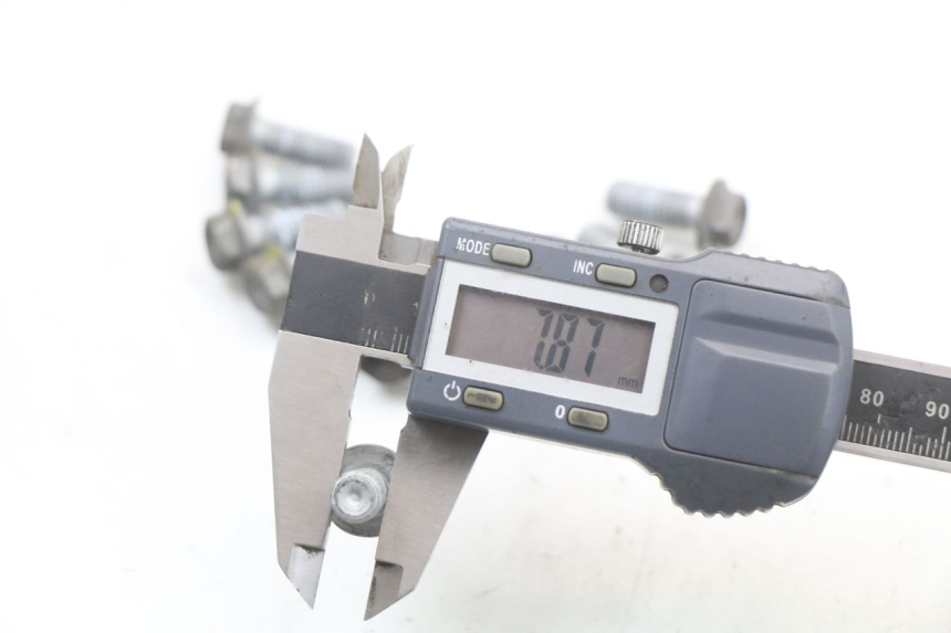 photo de TORNILLO DEL DISCO DE FRENO MOTO GUZZI NORGE 8V GT 1200 (2011 - 2016) - Primer plano técnico