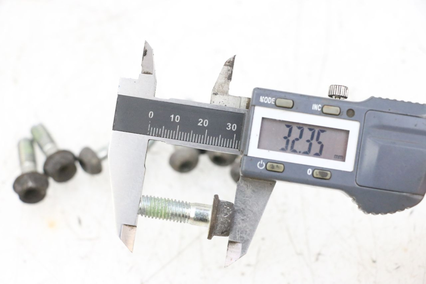 photo de TORNILLO DEL DISCO DE FRENO HONDA NSR R 125 (1994 - 2003) - Primer plano técnico