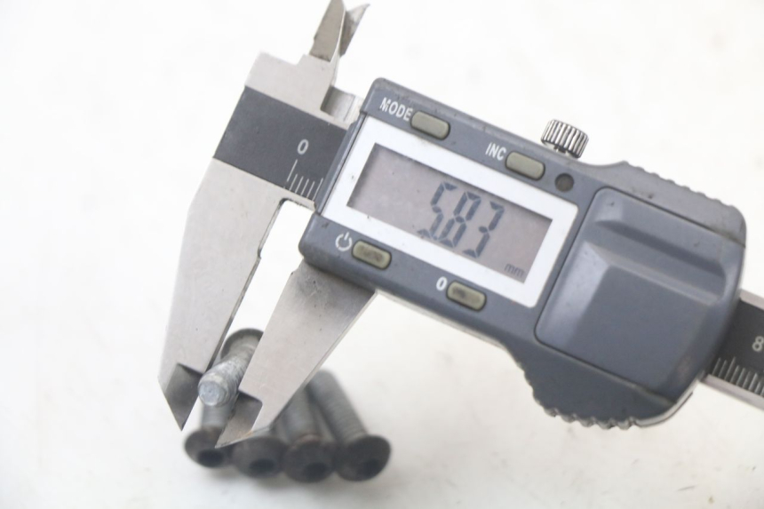 photo de TORNILLO DEL DISCO DE FRENO PIAGGIO NEW TYPHOON 50 (2010 - 2017) - Primer plano técnico