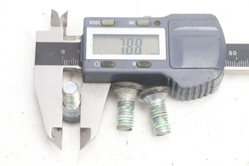 photo de TORNILLO DEL DISCO DE FRENO PEUGEOT SATELIS 125 (2013 - 2018) - Primer plano técnico
