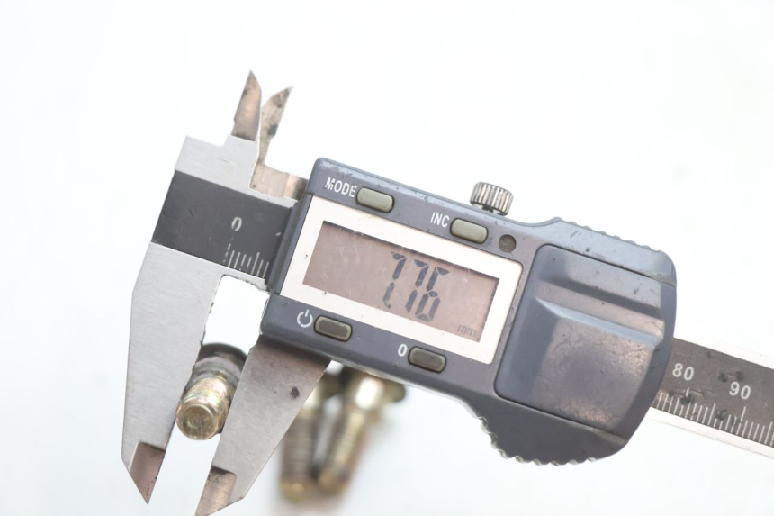 photo de TORNILLO DEL DISCO DE FRENO DERBI SENDA 50 (2003 - 2005) - Primer plano técnico