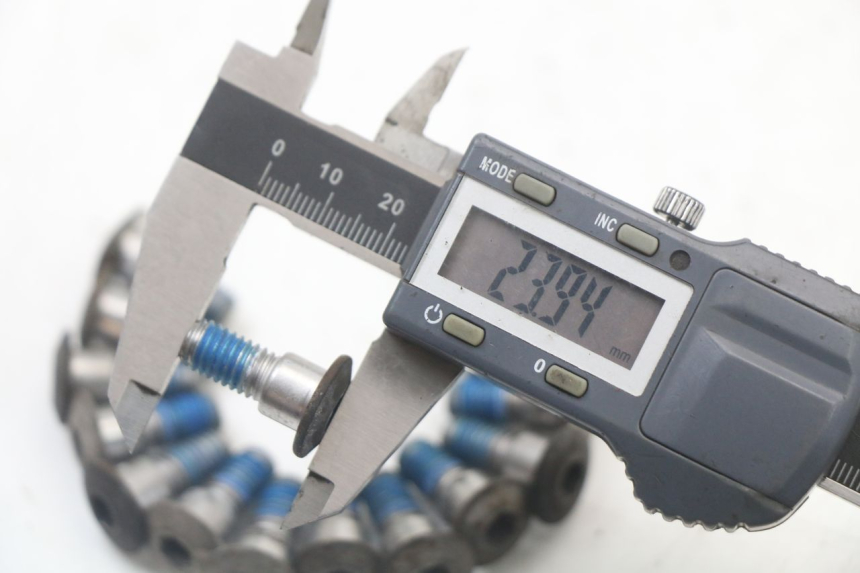 photo de TORNILLO DEL DISCO DE FRENO SUZUKI GSR 750 (2011 - 2017) - Zoom estado de uso