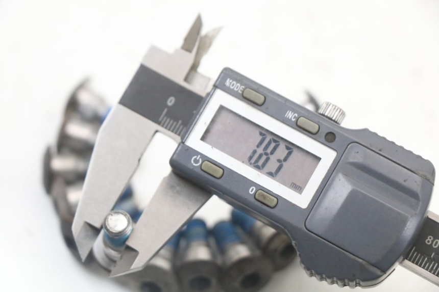 photo de TORNILLO DEL DISCO DE FRENO SUZUKI GSR 750 (2011 - 2017) - Otra perspectiva