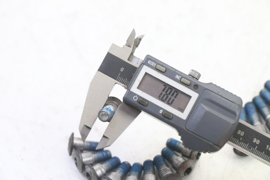 photo de TORNILLO DE DISCO DE FRENOS SUZUKI SV S 650 (2003 - 2009) - Primer plano técnico