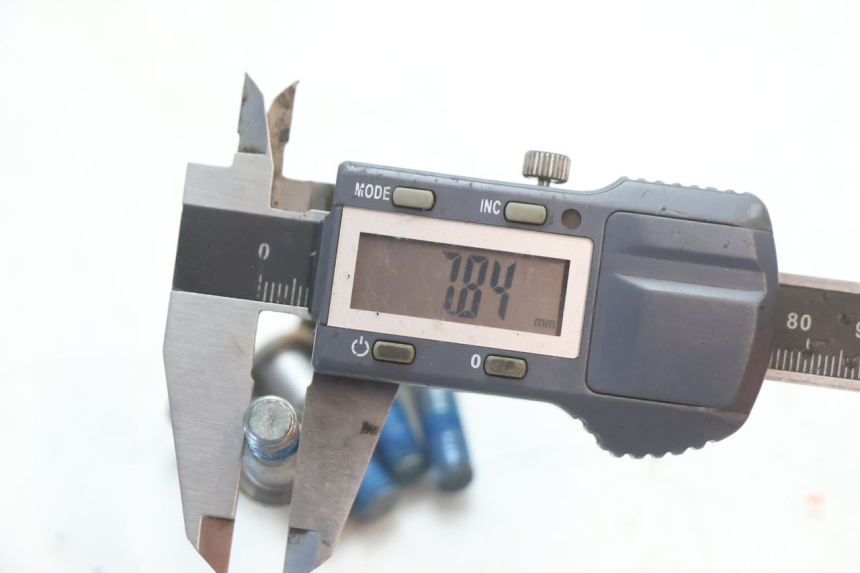 photo de TORNILLO DE DISCO DE FRENOS SUZUKI SV S 650 (2003 - 2009) - Primer plano técnico