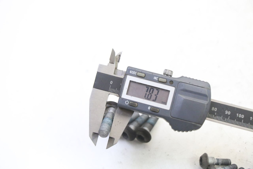 photo de TORNILLO DEL DISCO DE FRENO YAMAHA XJ6 ABS 600 (2008 - 2016) - Primer plano técnico