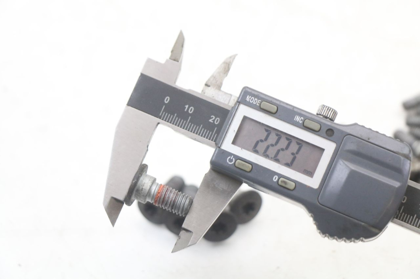 photo de TORNILLO DEL DISCO DE FRENO YAMAHA FZ1 FAZER 1000 (2007 - 2009) - Primer plano técnico