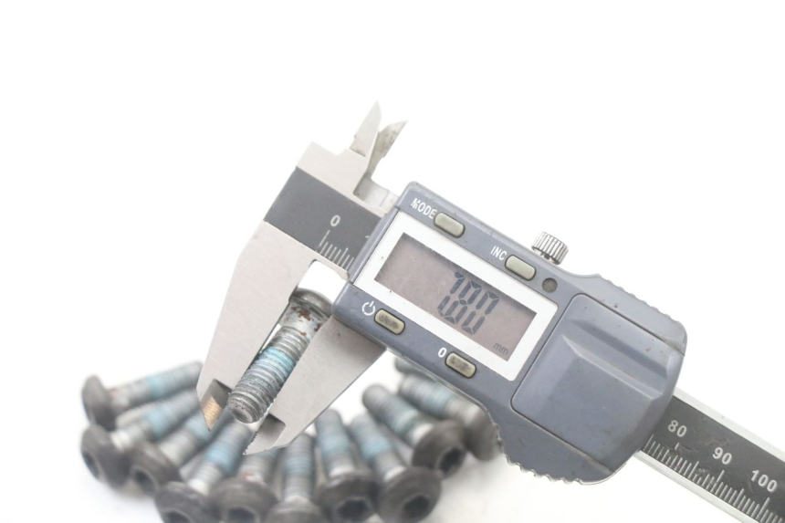 photo de TORNILLO DEL DISCO DE FRENO YAMAHA FZS FAZER 600 (2001 - 2003) - Primer plano técnico