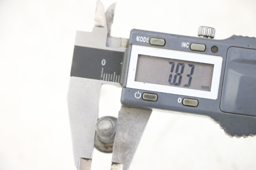 photo de TORNILLO DEL DISCO DE FRENO YAMAHA XJ6 600 (2008 - 2016) - Primer plano técnico