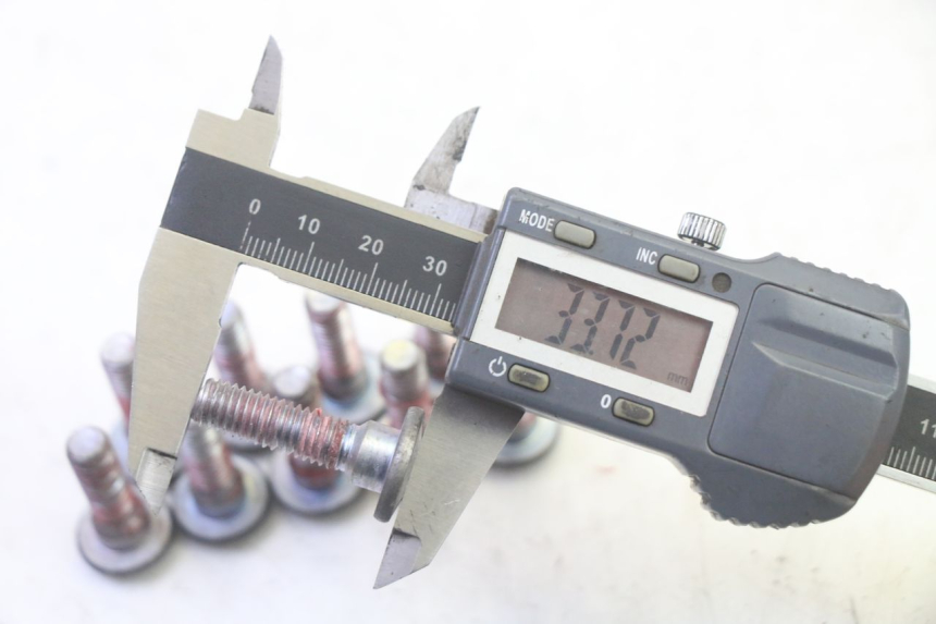 photo de TORNILLO DEL DISCO DE FRENO KAWASAKI ZR 7 750 (1999 - 2004) - Otra perspectiva