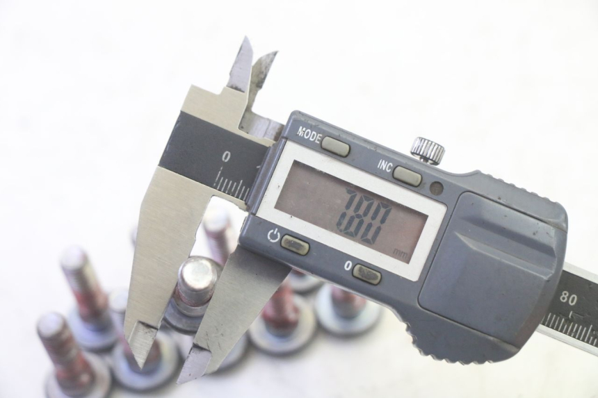 photo de TORNILLO DEL DISCO DE FRENO KAWASAKI ZR 7 750 (1999 - 2004) - Primer plano técnico